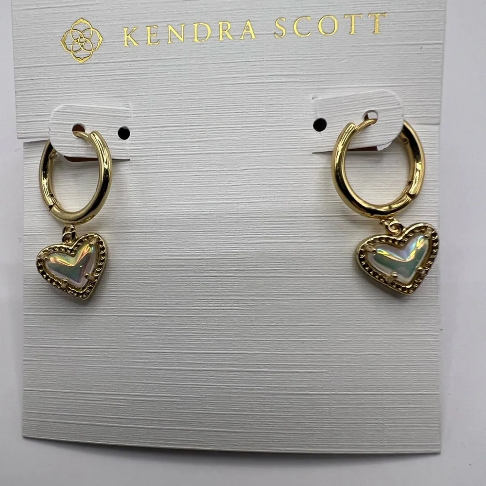 NWT Kendra Scott Ari Heart Gold Huggie Earrings in Ivory Mother-of-Pearl